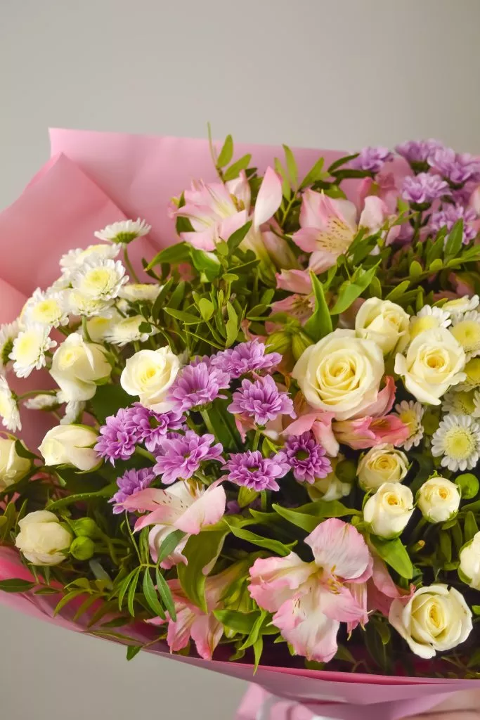 хризантема сантини, кустовая роза белая , кустовая хризантема сталион, фисташка, альстромерия розовая. нежный букет в розовой упаковке