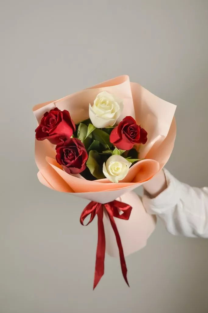 5 белых и красных роз