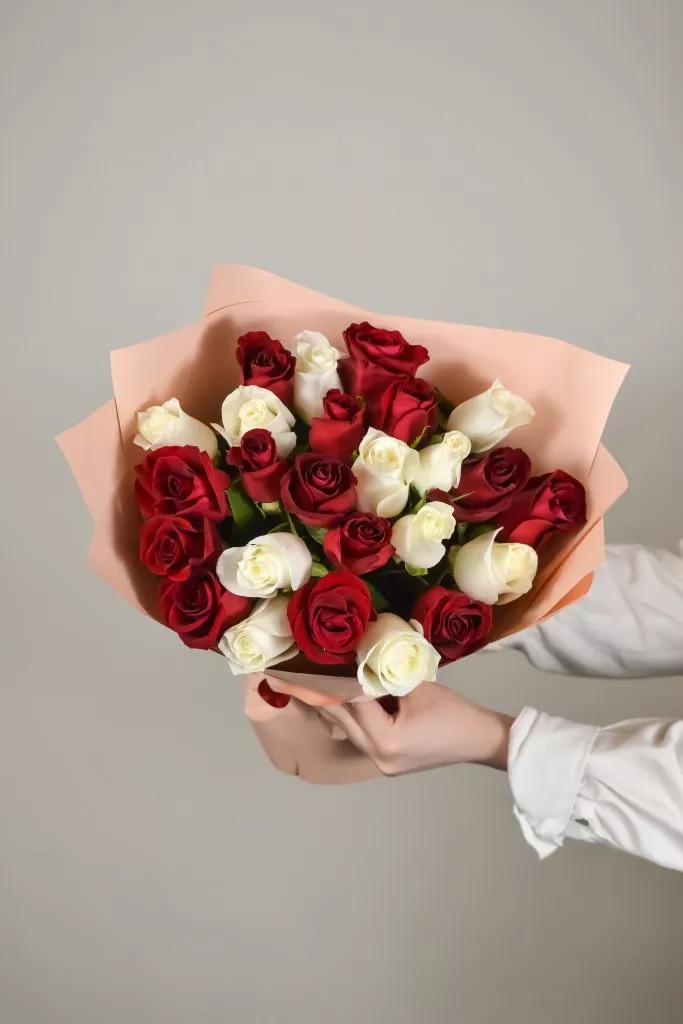 25 белых и красных роз