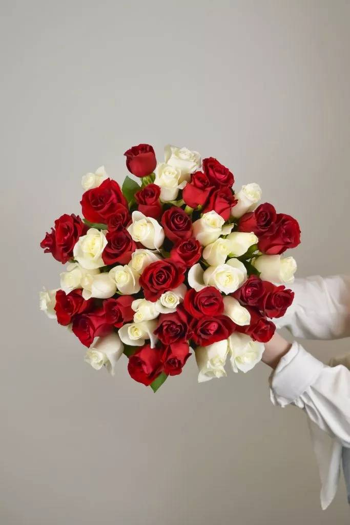 51 белых и красных роз