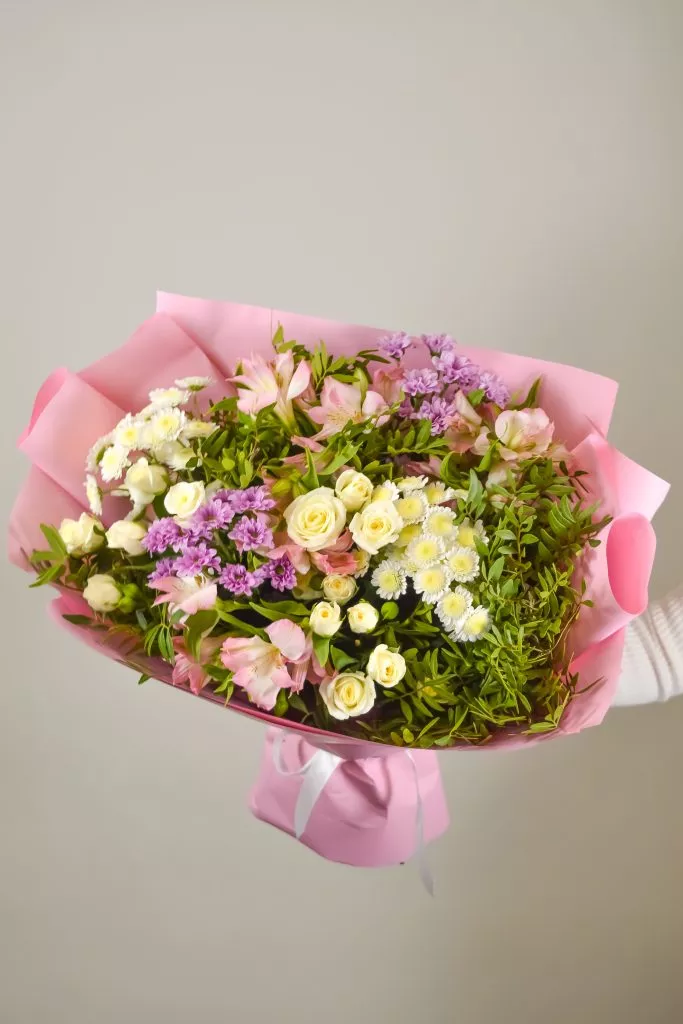 хризантема сантини, кустовая роза белая , кустовая хризантема сталион, фисташка, альстромерия розовая. нежный букет в розовой упаковке
