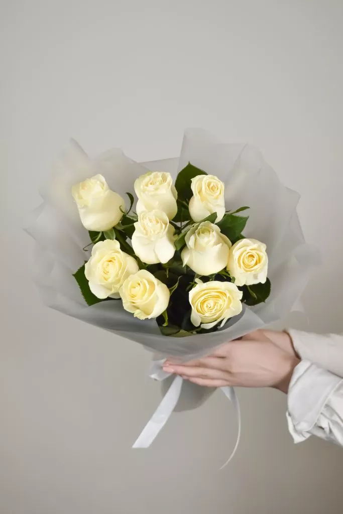 9 белых роз Эквадор