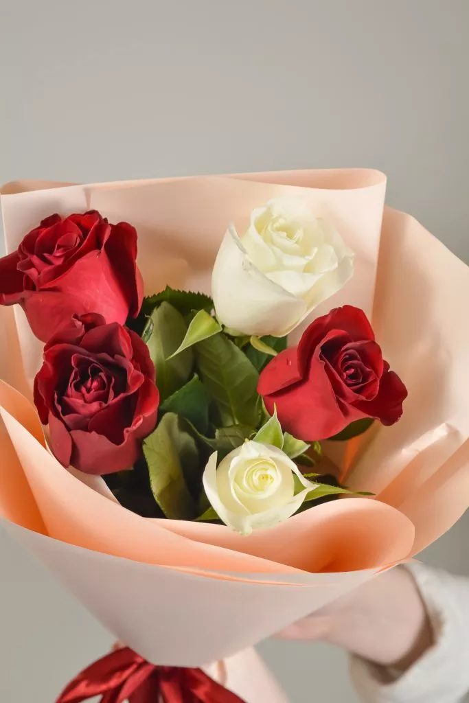 5 белых и красных роз