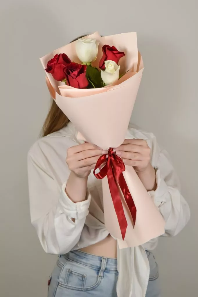 5 белых и красных роз