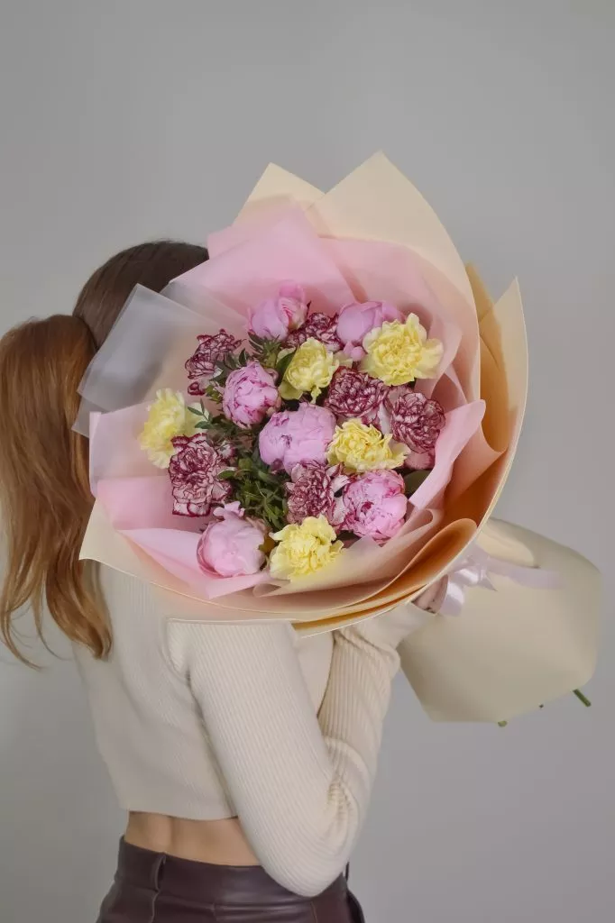 пионы розовые и гвоздики желтые, гвоздики бело-розовые