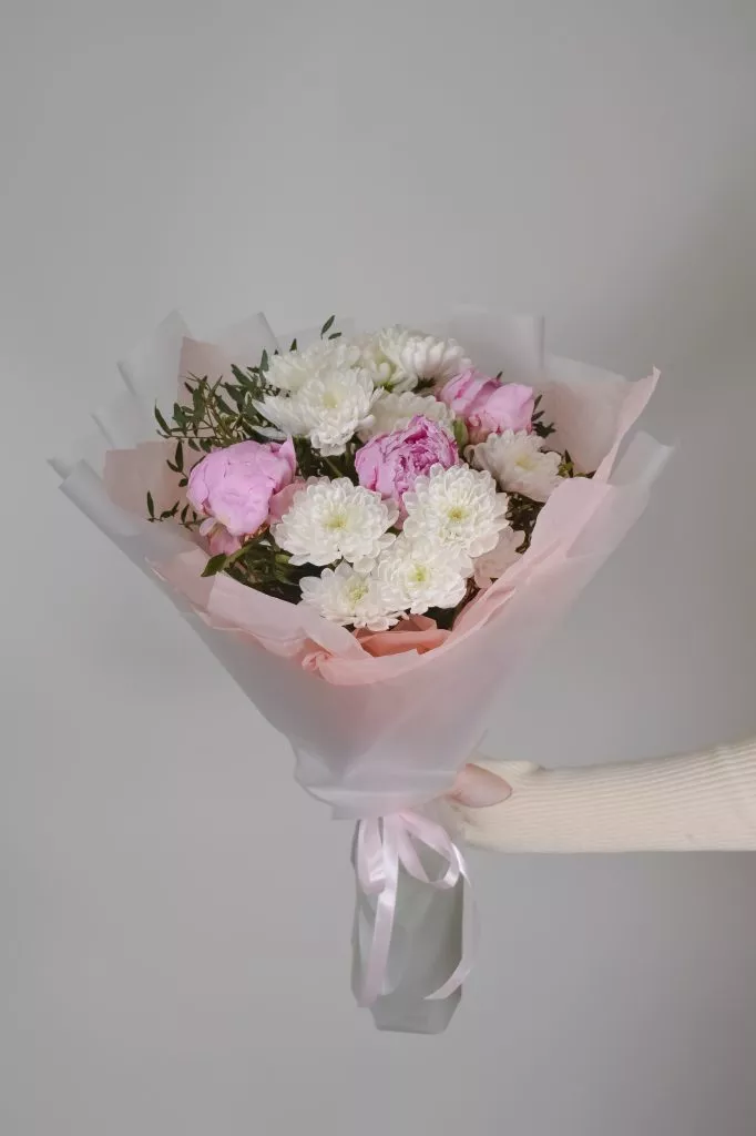 розовые пионы 3 шт, 2 белые кустовых хризантемы