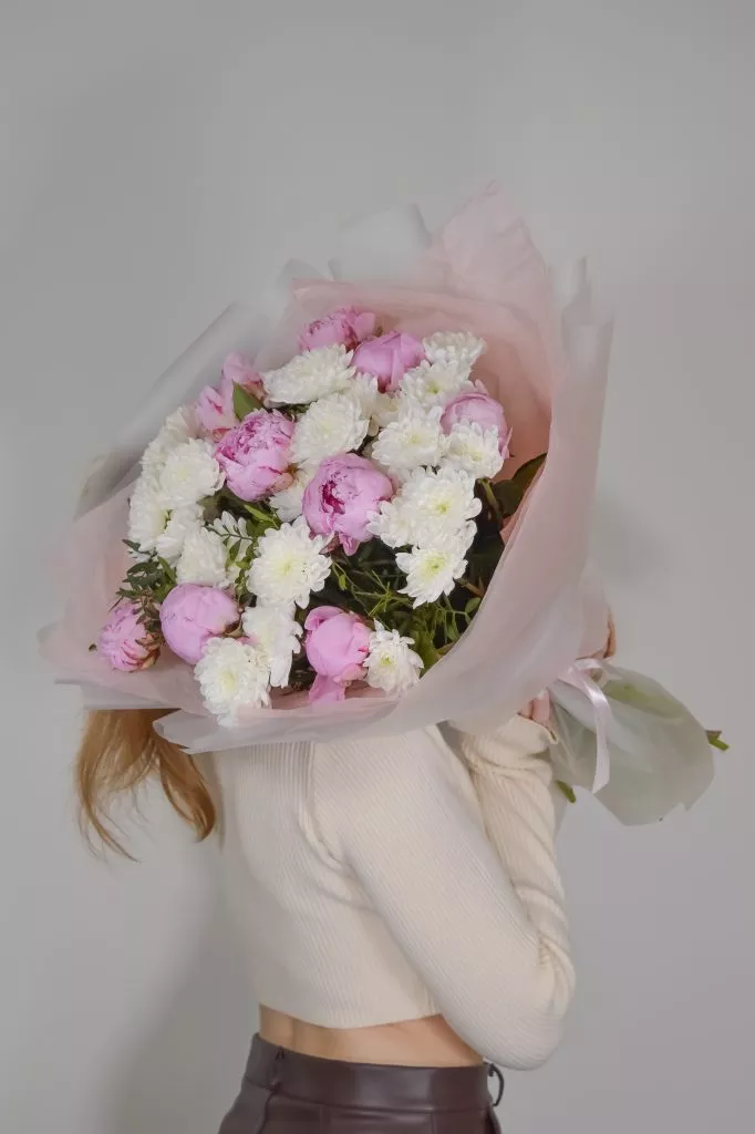 пионы 9 шт и хризантема 6 шт