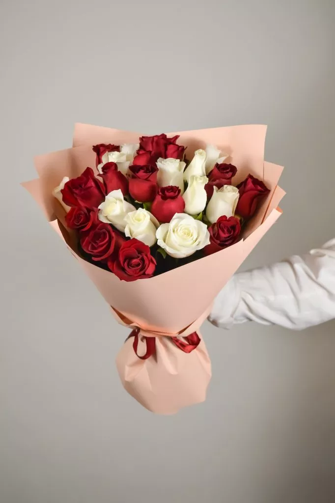 25 белых и красных роз