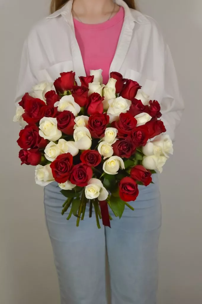 51 белых и красных роз