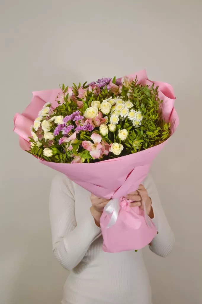 хризантема сантини, кустовая роза белая , кустовая хризантема сталион, фисташка, альстромерия розовая. нежный букет в розовой упаковке