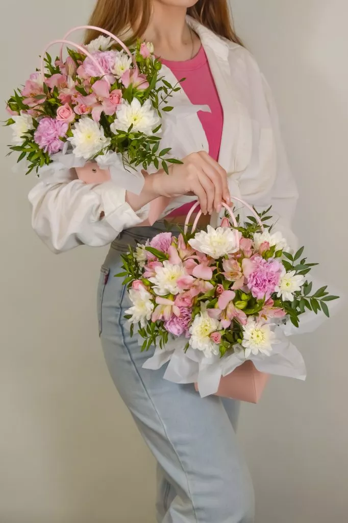 сумочка розовая, гвоздика розовая, хризантема кустовая, альстромерия, фисташка