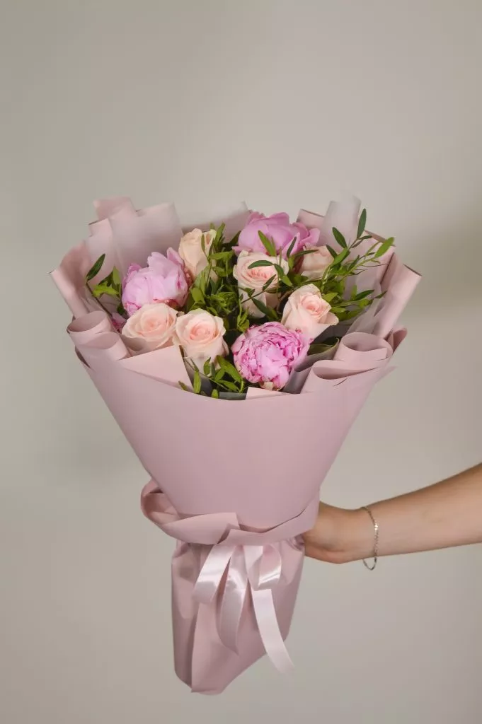 пионы и розы