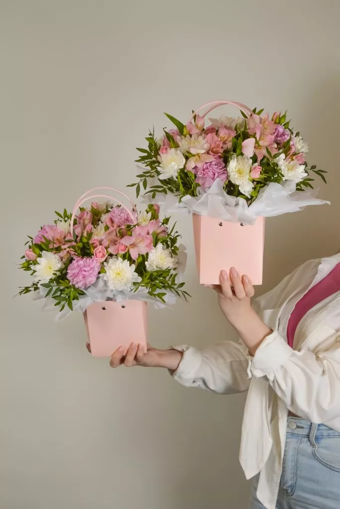 сумочка розовая, гвоздика розовая, хризантема кустовая, альстромерия, фисташка