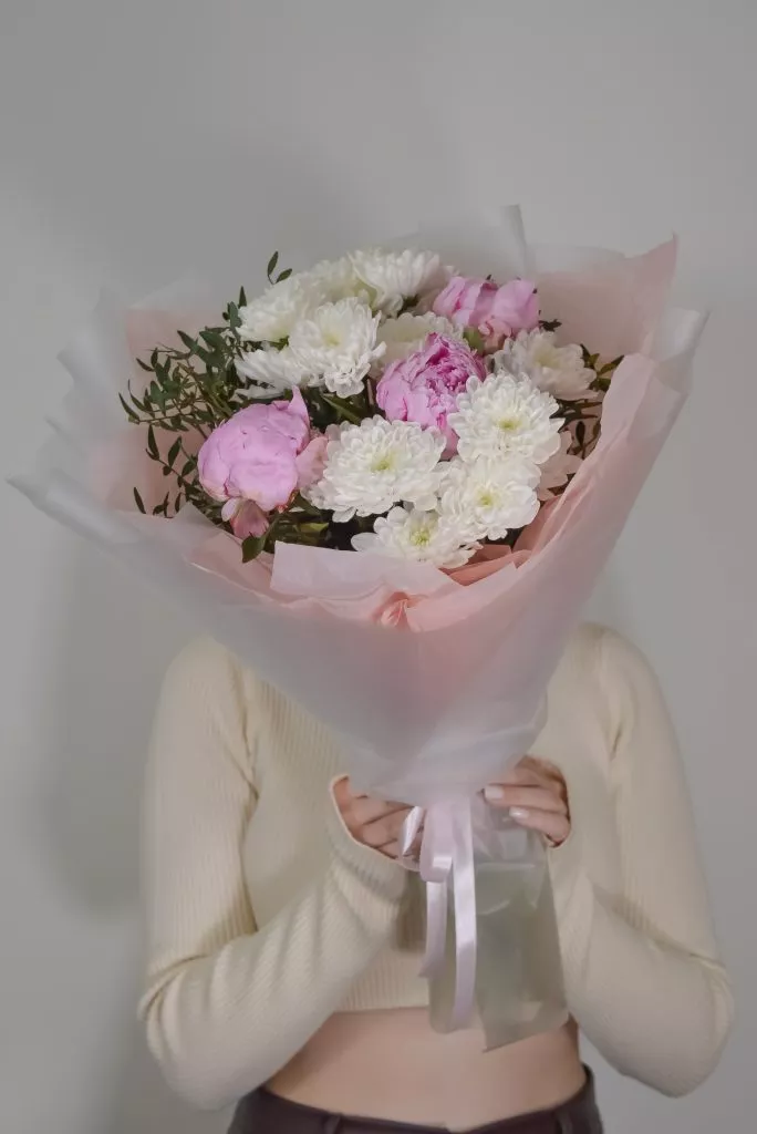 розовые пионы 3 шт, 2 белые кустовых хризантемы