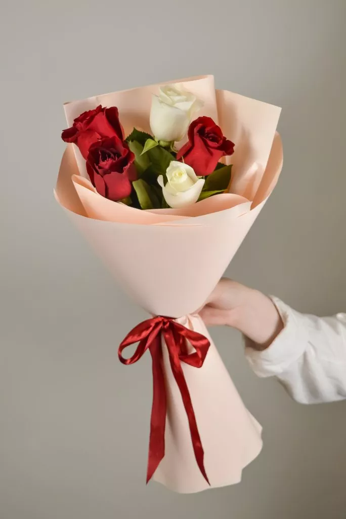 5 белых и красных роз