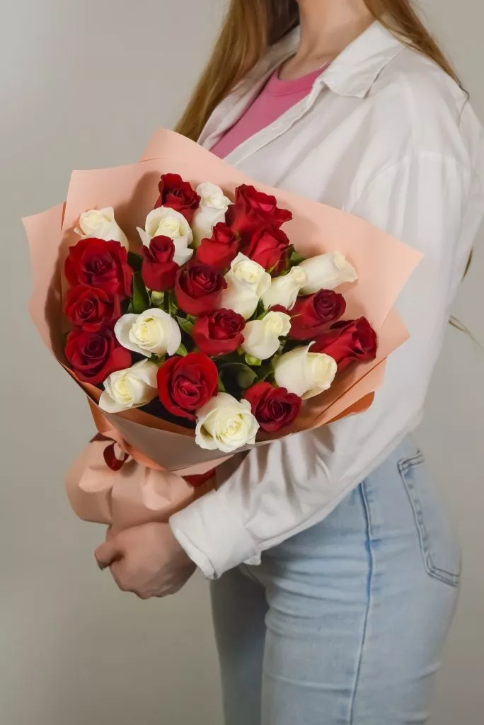 25 белых и красных роз