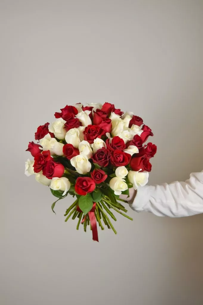 51 белых и красных роз