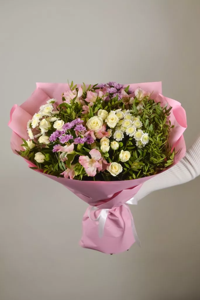 хризантема сантини, кустовая роза белая , кустовая хризантема сталион, фисташка, альстромерия розовая. нежный букет в розовой упаковке