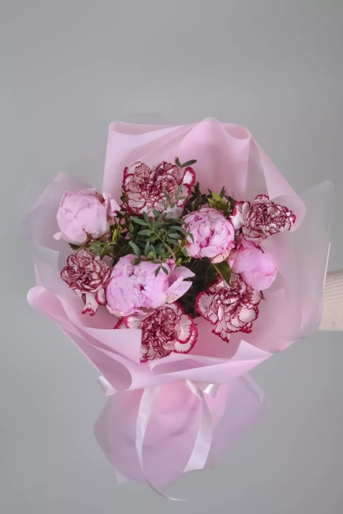 пионы и гвоздики