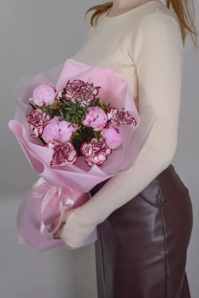 пионы и гвоздики