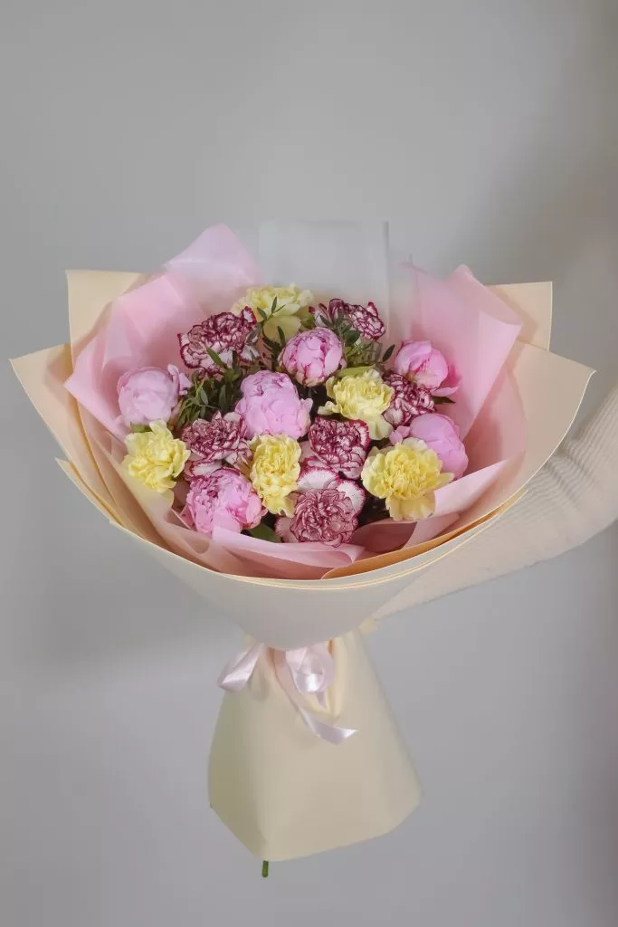 пионы розовые и гвоздики желтые, гвоздики бело-розовые