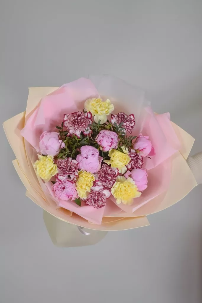 пионы розовые и гвоздики желтые, гвоздики бело-розовые