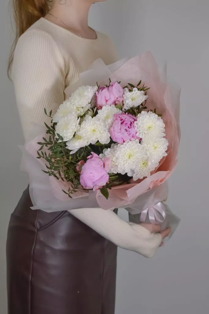 розовые пионы 3 шт, 2 белые кустовых хризантемы