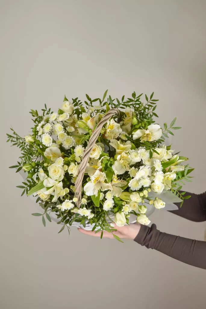 корзина с белыми цветами