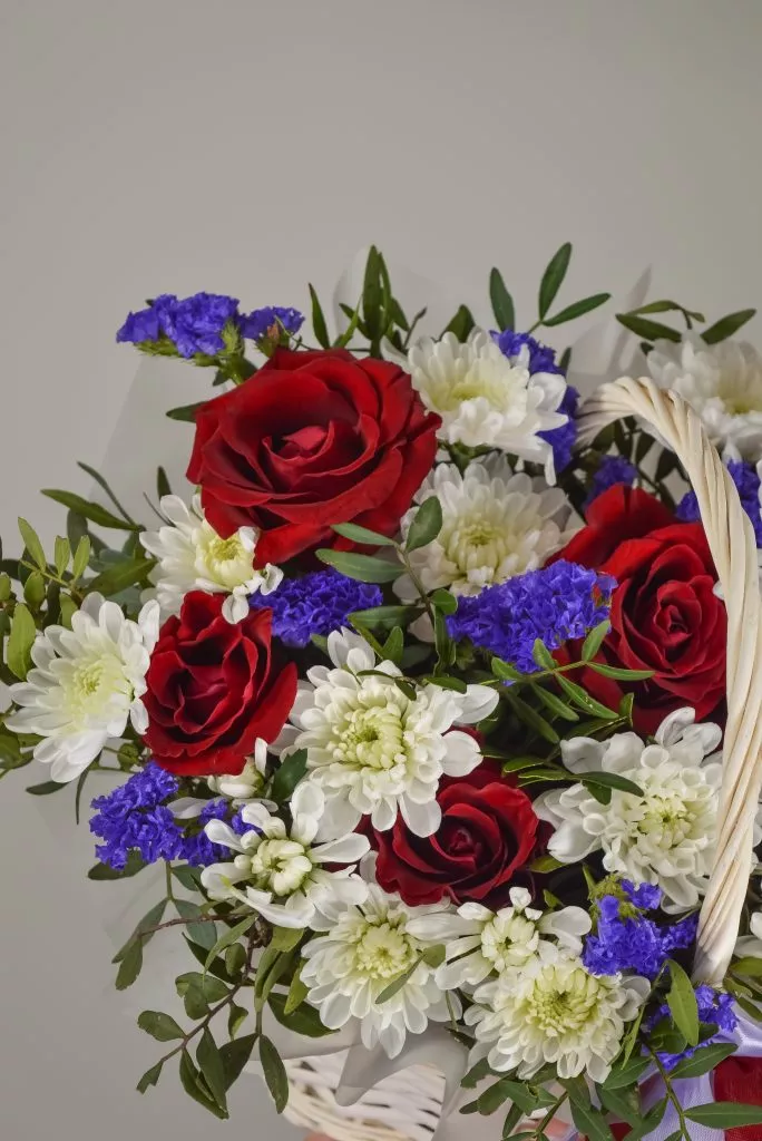 корзина с цветами белая красная фиолетовая