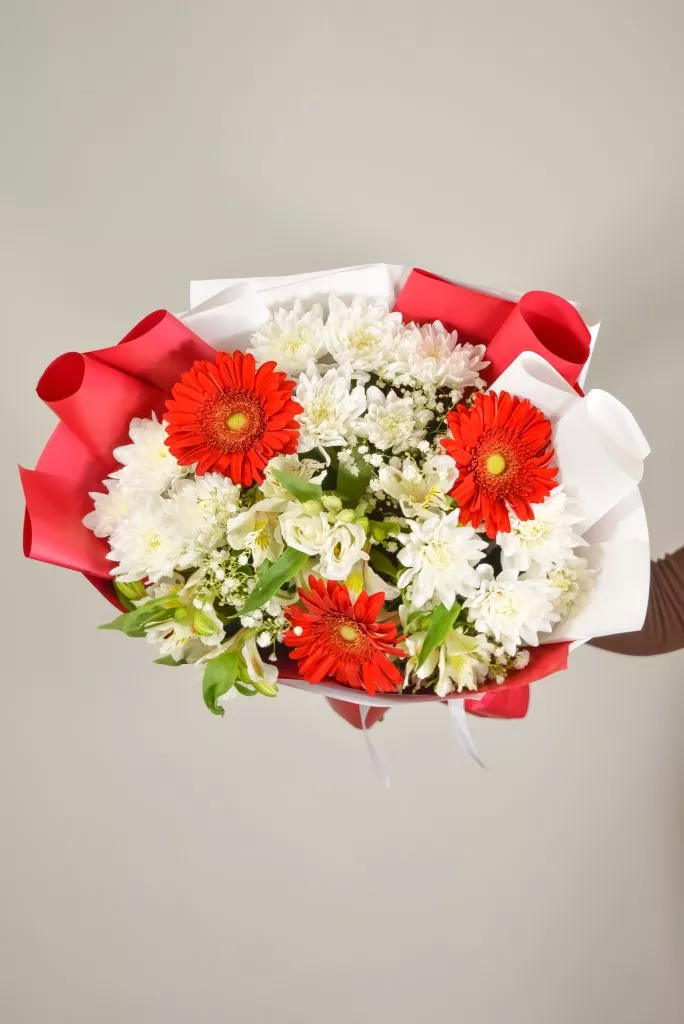 стойкий букет, герберы, хризантемы, альстромерия