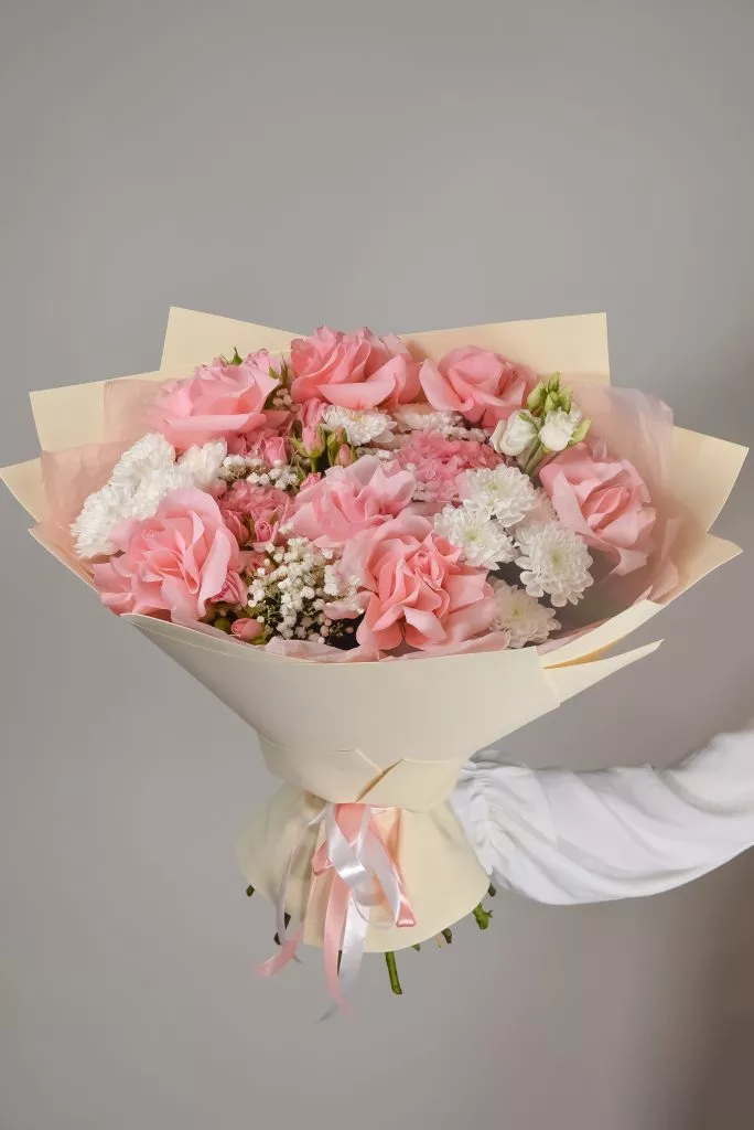 Букет с французскими и кустовыми розами, хризантемами, эустомой, гипсофилой и стабилизированной гортензиейБукет с французскими и кустовыми розами, хризантемами, эустомой, гипсофилой и стабилизированной гортензией