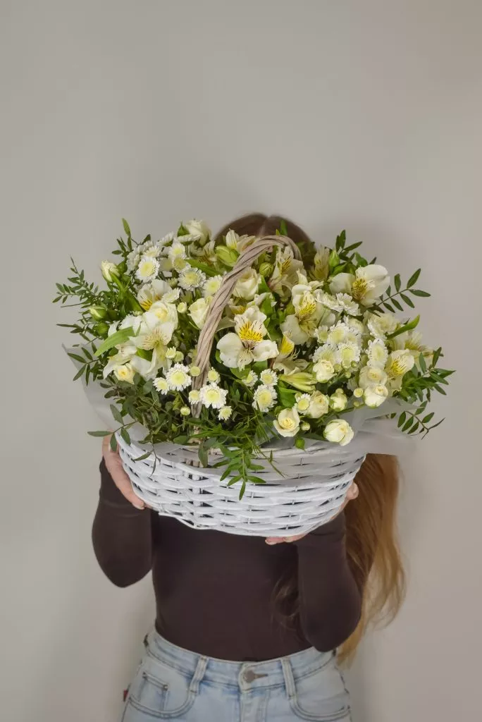 корзина с белыми цветами
