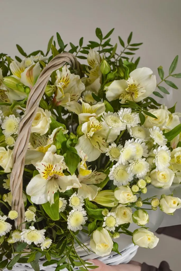 корзина с белыми цветами