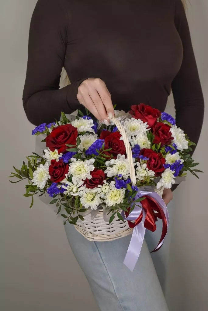 корзина с цветами белая красная фиолетовая