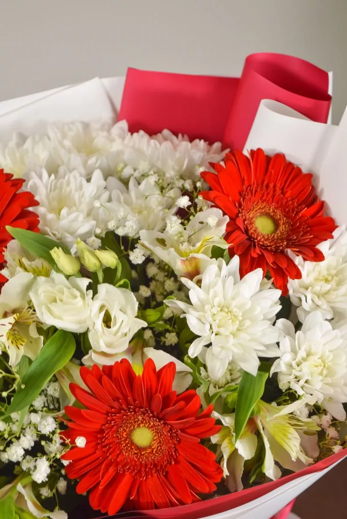стойкий букет, герберы, хризантемы, альстромерия