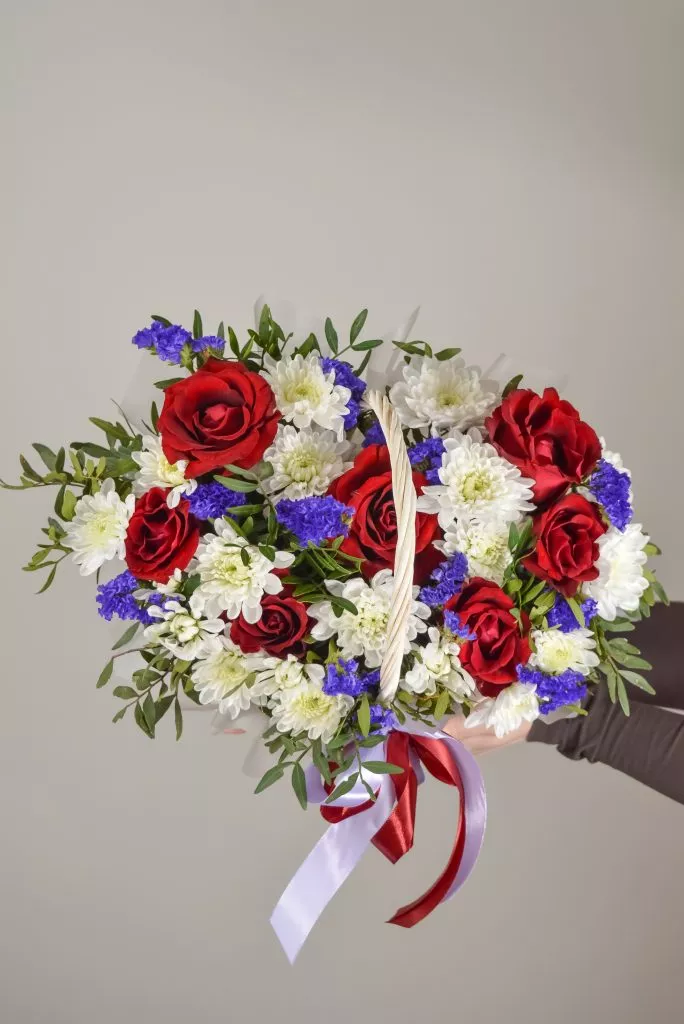 корзина с цветами белая красная фиолетовая