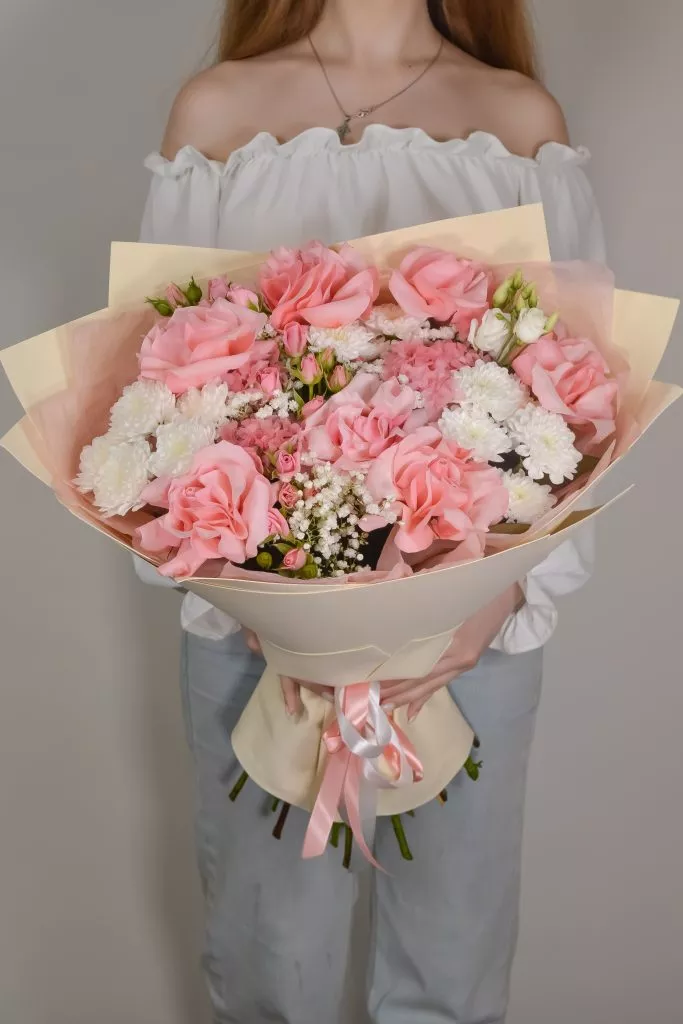 Букет с французскими и кустовыми розами, хризантемами, эустомой, гипсофилой и стабилизированной гортензией