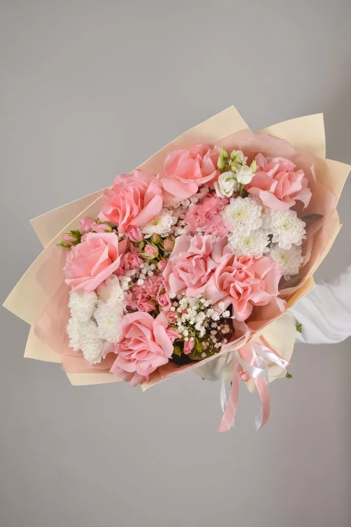 Букет с французскими и кустовыми розами, хризантемами, эустомой, гипсофилой и стабилизированной гортензией