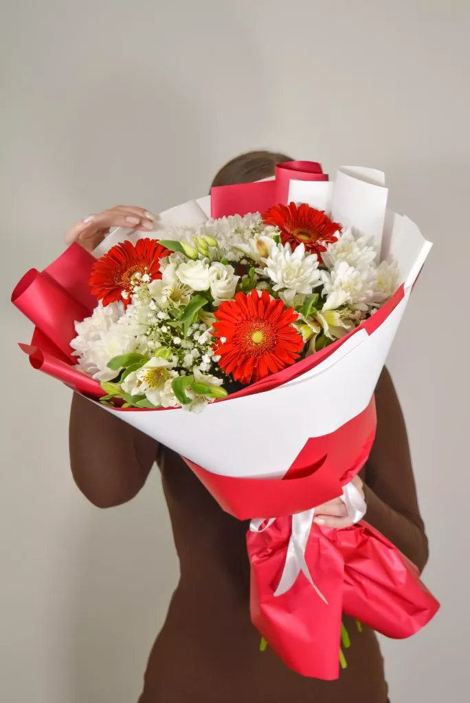 стойкий букет, герберы, хризантемы, альстромерия