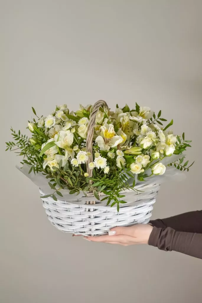 корзина с белыми цветами