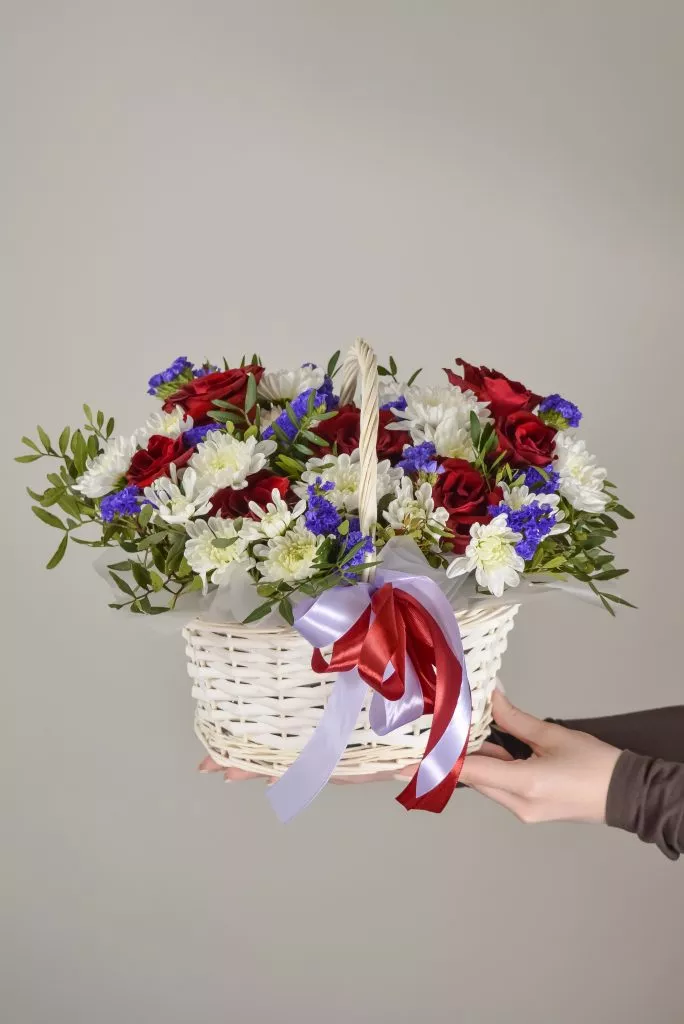 корзина с цветами белая красная фиолетовая