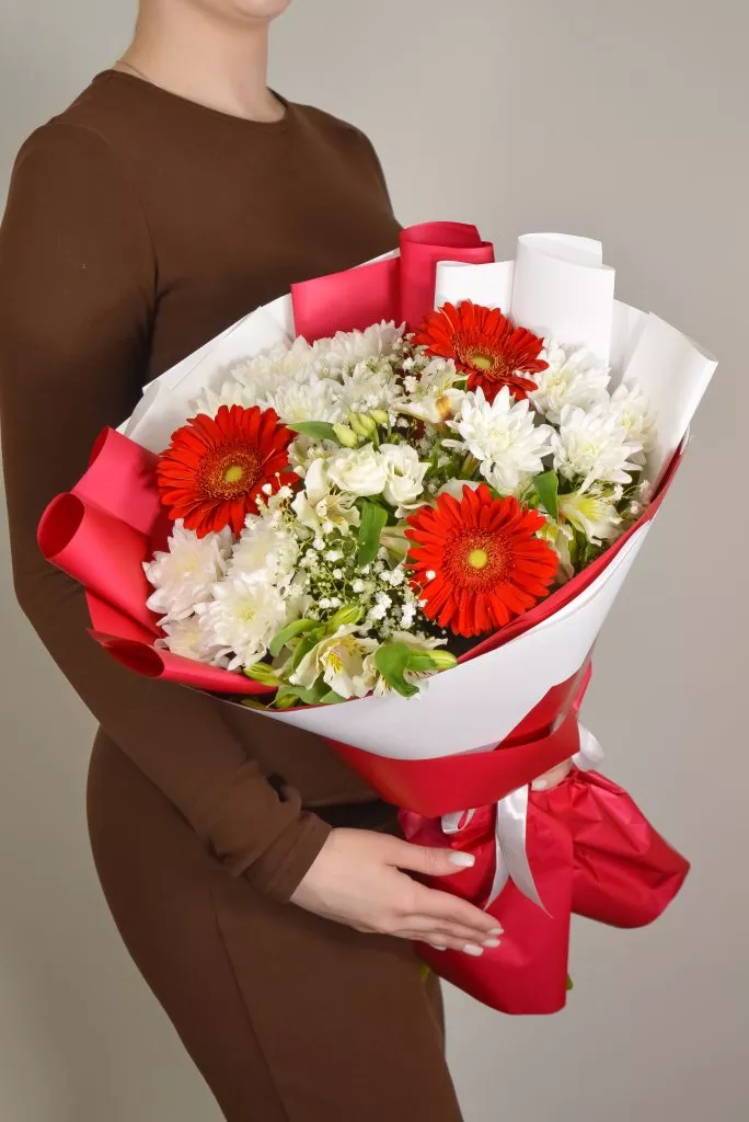 стойкий букет, герберы, хризантемы, альстромерия