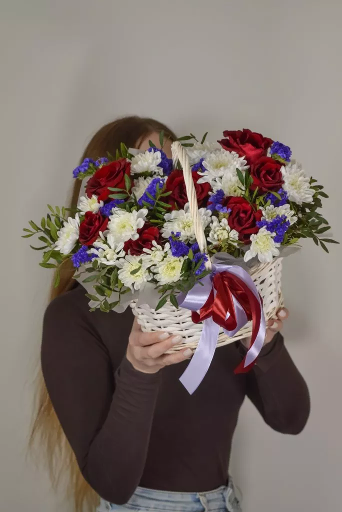 корзина с цветами белая красная фиолетовая