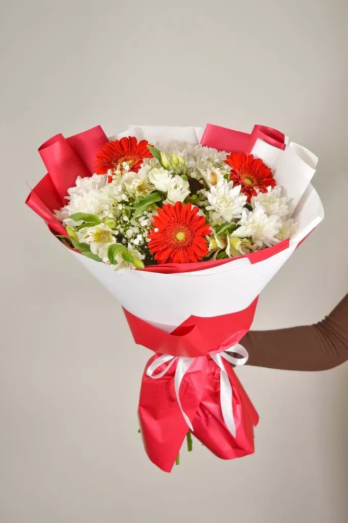 стойкий букет, герберы, хризантемы, альстромерия