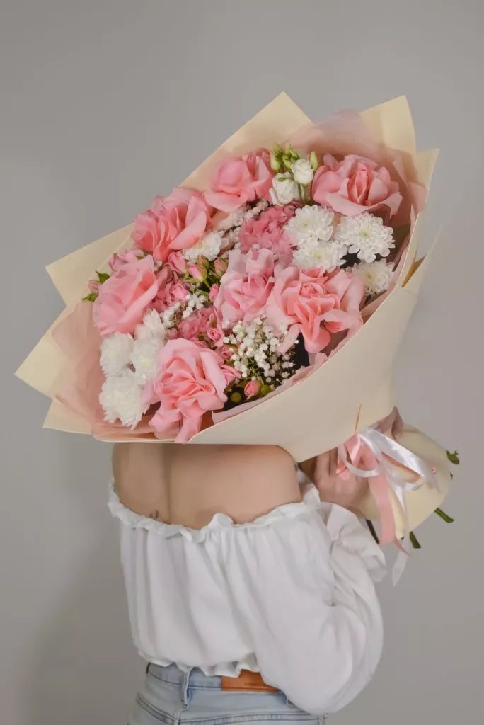 Букет с французскими и кустовыми розами, хризантемами, эустомой, гипсофилой и стабилизированной гортензией