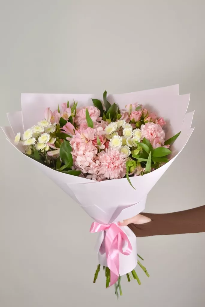 Букет с гвоздиками, кустовыми розами, альстромериями, хризантемами, гортензией стабилизированной