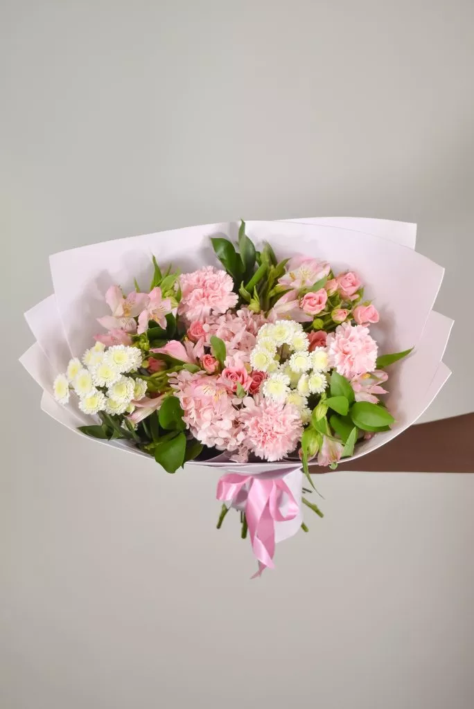 Букет с гвоздиками, кустовыми розами, альстромериями, хризантемами, гортензией стабилизированной