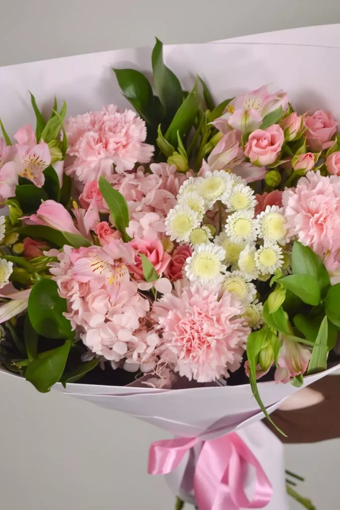 Букет с гвоздиками, кустовыми розами, альстромериями, хризантемами, гортензией стабилизированной