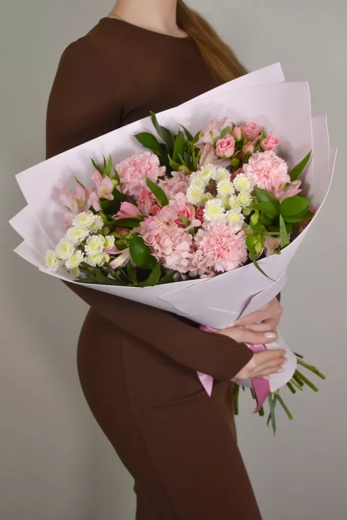 Букет с гвоздиками, кустовыми розами, альстромериями, хризантемами, гортензией стабилизированной