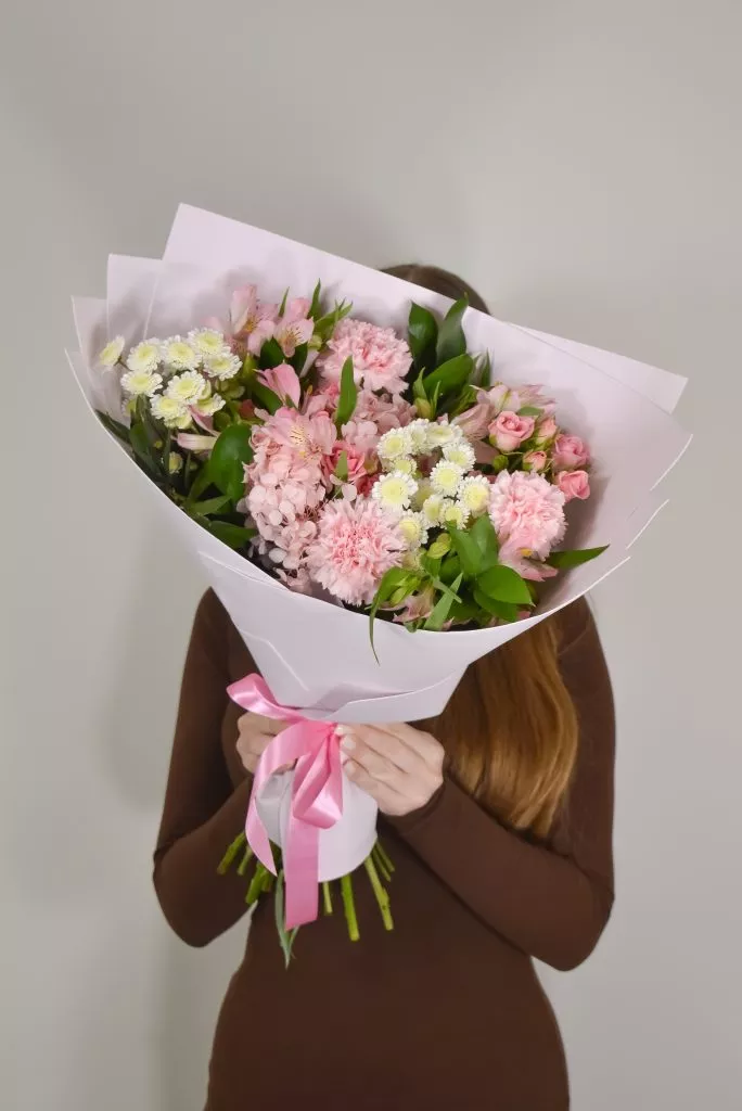 Букет с гвоздиками, кустовыми розами, альстромериями, хризантемами, гортензией стабилизированной